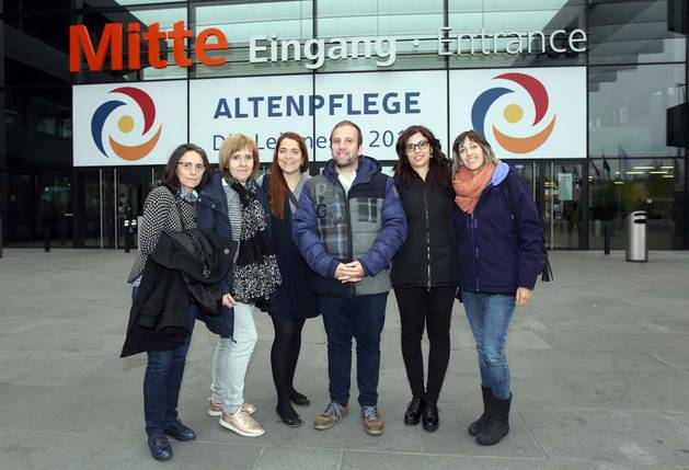 El grupo que se desplazó a la feria de la tercera edad de Alemania en un momento del viaje. Desde la izquierda, Mariví Royo, enfermera; Marisa Villar, auxiliar de enfermería; Irene Viseras, periodista y traductora; David Cabrero, director; Andrea Muntoi, supervisora; y María Goicocheta, terapeuta ocupacional.