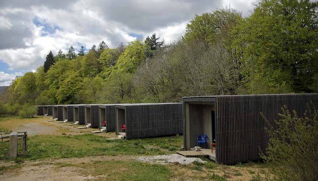 Imagen del campamento de las ocho “cabañas” (bordas) de Roncesvalles, vacío este lunes en el inicio de la temporada de peregrinaje a Santiago.