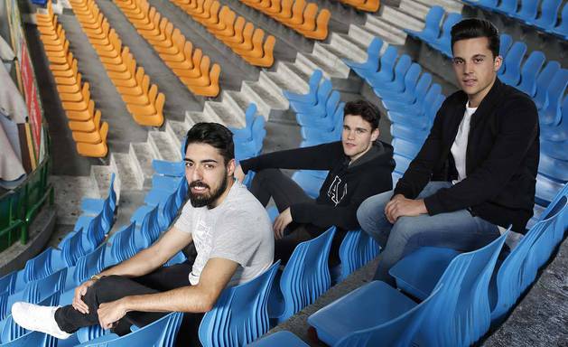 El ala Eric Martel, el ala Alvarito y el portero Raúl Jiménez charlaron en las gradas del pabellón Anaitasuna.