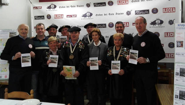 Foto de los miembros del gran consejo de la Orden del Cuto Divino de Tafalla presentaron los premios.