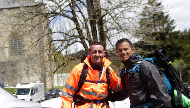 Los peregrinos David García Beneito y Mauricio González Scaltritti, ayer en su llegada a Roncesvalles.