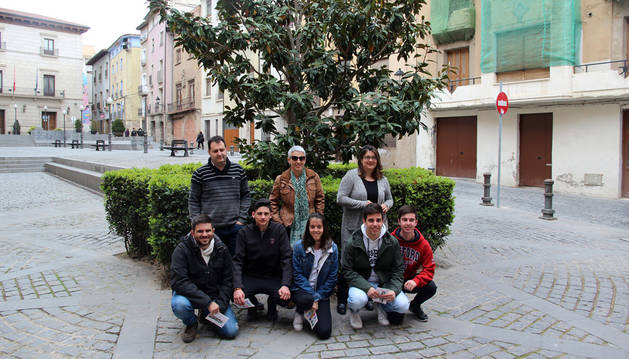 COLECTIVOS PARTICIPANTES De pie, de izda. a dcha.: Javier García Rodríguez, del colectivo Helianto; Argiñe Korta Aranburu, de Argia Ikastola; y Olga Risueño Molina. Agachados, también de izda. a dcha.: Abel del Rey Palacios, de Recicleta; y Raúl Pérez Úcar, Andrea Sánchez Cobo, Víctor Castillo JIménez y Gonzalo Maqueda Guridi, de All Clean.