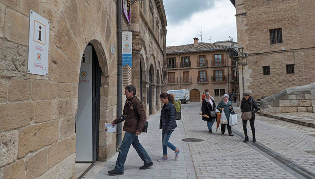 Imagen de turistas acceden este martes por la mañana a la oficina de información de la calle San Nicolás.