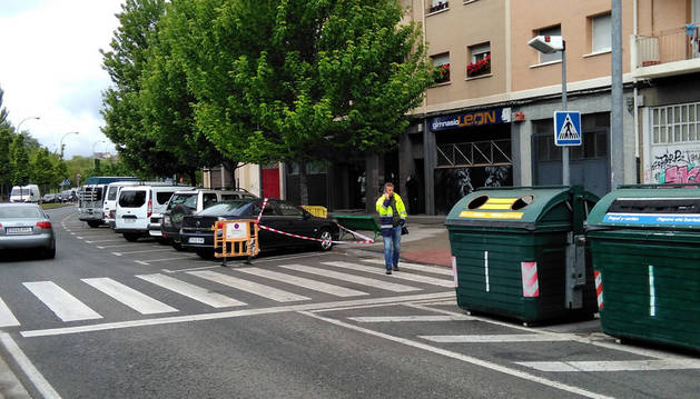 Imagen de un empleado de la Mancomunidad de Pamplona este martes en el paso de la calle Río Arga con poca visibilidad.