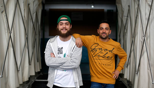 Los jugadores andaluces del Magna, Víctor Arévalo y Jesús Solano 'Jesulito', posan en el túnel de vestuarios del pabellón Anaitasuna.