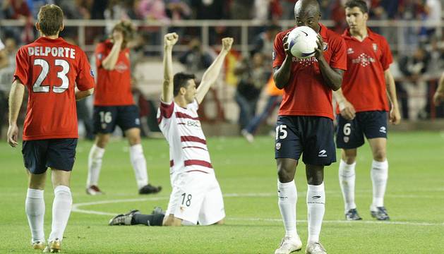Delporte, David López, Webó y Raúl García lamentan la eliminación, mientras el sevillista Martí lo celebra con las rodillas en tierra.