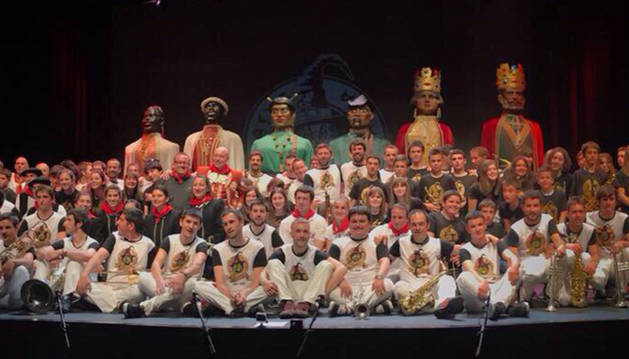 Foto de diferentes artistas y varios colectivos de Tafalla quisieron arropar a la charanga Malatxo en el concierto de su veinte aniversario.