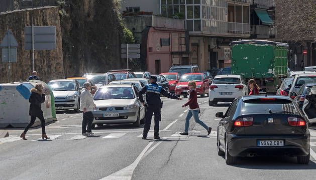 Imagen de un agente de Policía Municipal dirigiendo el tráfico en un cruce de la avenida Yerri de Estella.