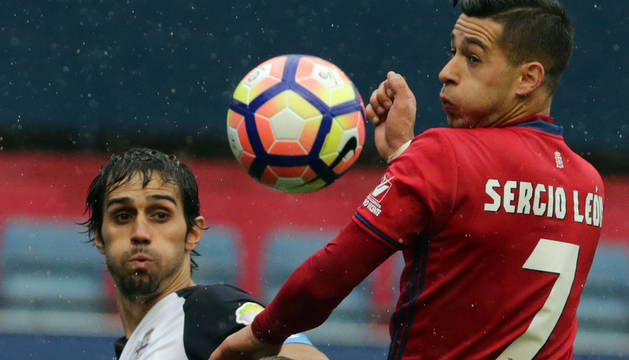Sergio León intenta el remate de cabeza ante Arribas y Albentosa, centrales del Deportivo.