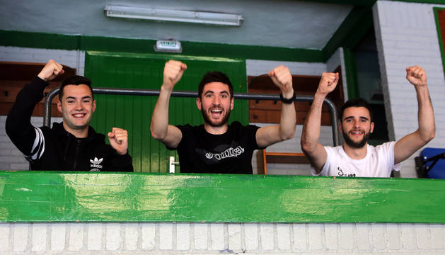 Los tres jugadores de Irurtzun del Magna Gurpea, Dani Saldise, Roberto Martil y Asier Llamas, animados para luchar por el título de la Copa del Rey.