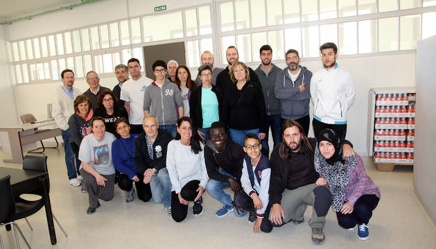 Foto de los voluntarios que participaron en la limpieza del local donde se ubicará el servicio del 'Capacico' del comedor social Villa Javier de Tudela