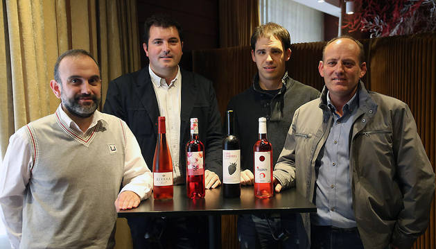 Desde la izda., Iñaki Martínez de Virgala, director del servicio de marketing turístico; David Palacios, presidente de la D.O. Navarra; Alejandro Antoñanzas, presidente del Consorcio de Desarrollo de la Zona Media; y Francisco Javier Leoz, alcalde de San Martín de Unx, con los rosados 2017 de San Martín de Unx.