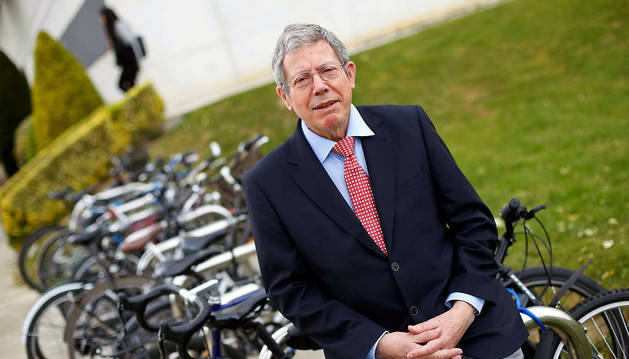 El profesor emérito de la Universidad de Navarra Gerardo Castillo Ceballos posa delante del edificio de la Facultad de Comunicación. La adolescencia es uno de sus principales temas de investigación.