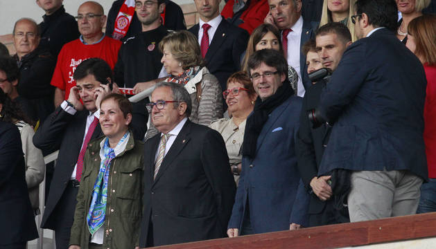 La presidenta del Gobierno de Navarra, Uxue Barkos, en el palco junto al presidente de Osasuna, Luis Sabalza.