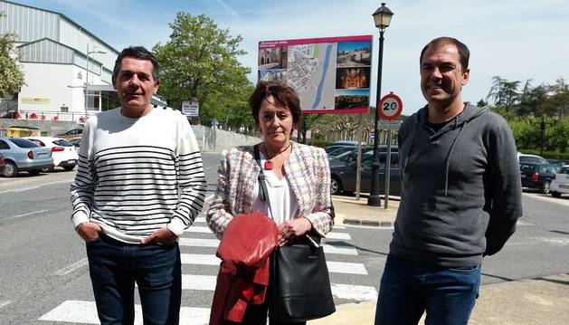 Alfredo León (Comunicación municipal), Carmen Cosín (edil de Turismo) y Carlos García (Cederna Garalur), ante un nuevo cartel turístico.