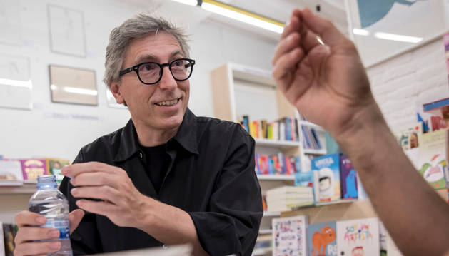 Foto de David Trueba, ayer, en la Librería Auzolan de Pamplona, horas antes de intervenir en el foro Auzolan que se trasladó al Civican de Pamplona.