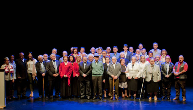 Foto de familia de los primeros donantes de la delegación local de Adona en Peralta homenajeados y los que recibieron la insignia de plata.