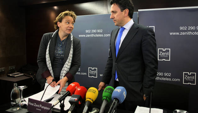 Eva Blanco y Juan Ramón Lafón, minutos antes de comenzar una rueda de prensa en la que explicaron los motivos de su salida de la directiva de Sabalza.