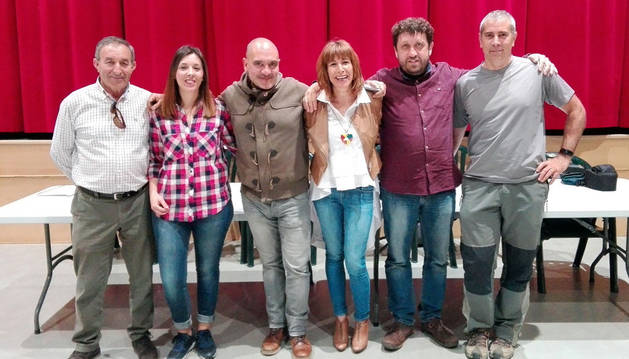 PRESENTACIÓN De izda. a dcha., el alcalde, Andrés Agorreta; Sheila Pérez, concejal de Cultura; Arturo Cisneros, gestor cultural; Marisa Rodríguez, mujer de Ismael Loperena que representó al pintor; Josu Puerta, gestor cultural; y Mikel Ozkoidi, del departamento de Cultura del Gobierno de Navarra.
