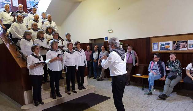 Instante de la actuación ofrecida por el coro Gaztelu en las escaleras del vestíbulo de La Laboral.