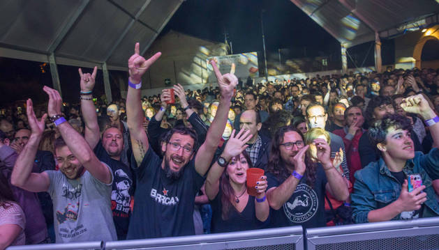 El público disfrutó al máximo en el concierto que ofreció El Drogas el viernes por la noche en la carpa instalada en el patio del antiguo colegio de Cascante.