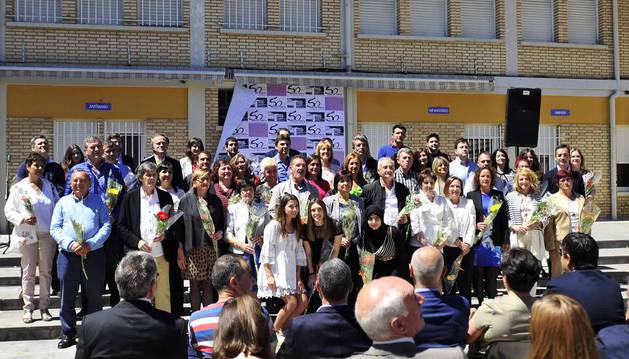 Imagen de profesorado y antiguos alumnos del IES Marqués de Villena posando en el patio del centro también conocido como la Plaza de la Solidaridad.