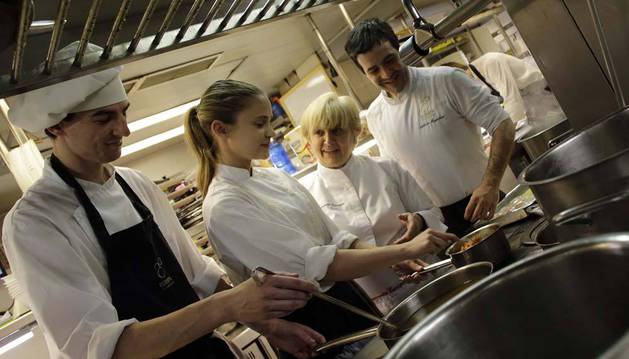 De izda. a dcha., dos estudiantes de prácticas de formación profesional, David Pascual Cortés y Itxaso Ciriza Sanz aprenden el oficio con Pilar Idoate y Arkaitz Muguruza en la cocina del Restaurante Europa de Pamplona.