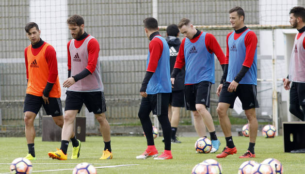 Oriol Riera, que podría jugar en Valencia, junto a sus compañeros durante un entrenamiento