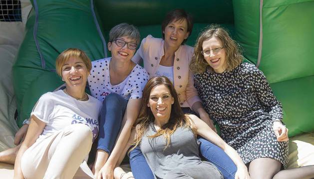 De izda a dcha: Sonia Millán Gómez, Ruth De Rioja, Anabel Jiménez Sanz, Yolanda Vélaz Muñoz y Ana Monente Moraz este domingo en un hinchable.