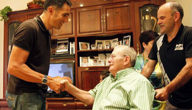 Miguel Induráin saluda a Jesús Galdeano, en la casa familiar del campeón de Igúzkiza en Estella.