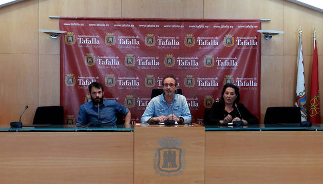 Desde la izda., el concejal Iñaki Lerga; el alcalde, Arturo Goldaracena (ambos de EH Bildu); y la concejala Soco Ojer (I-E).