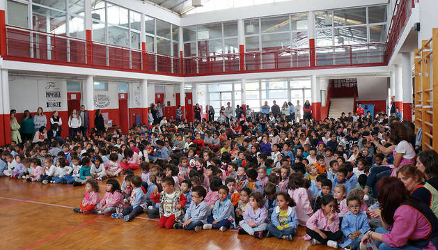 Los alumnos del colegio Dos de mayo de Castejón, en el acto central de la Semana de Acción Mundial por la Educación.