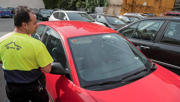 Imagen de uno de los vigilantes de la zona azul durante su trabajo este martes en el solar del paseo de la Inmaculada.