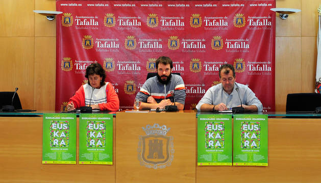 Desde la izda., Ana Flamarique, técnica de euskera; y los concejales Iñaki Lerga y José Ignacio Moros durante la presentación.