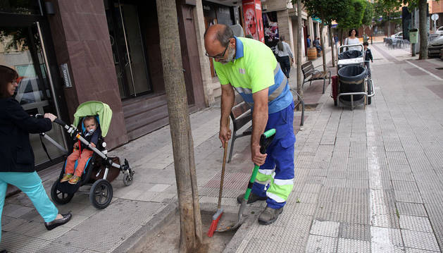 Imagen de un empleado de la contrata de limpieza de Tudela realizando su trabajo en el paseo de Pamplona.