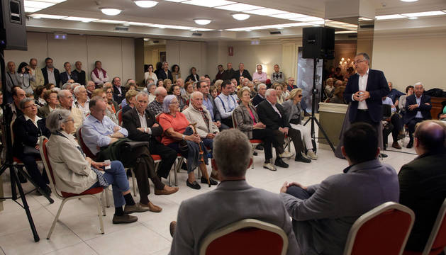 Enrique Maya dirigiéndose a los asistentes durante el encuentro de ayer con vecinos de Pío XII.