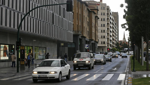 Uno de los tramos de Yanguas y Miranda que se restringirán al tráfico. Desde la Plaza de la Paz a Sarasate, el carril derecho se añadirá a la acera, el central será para autobuses y, el de la izquierda, para residentes.