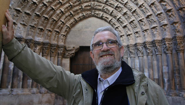 El día del primer aniversario del trasplante, Juan Ramón Marín Aguirre despliega un rostro feliz y sonriente en la Puerta del Juicio de la catedral de Tudela.
