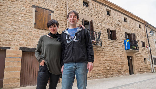 Itziar Pagola Aramendía y Santiago Alcoz San Martín ante el albergue que abrieron la pasada semana en Luquin.