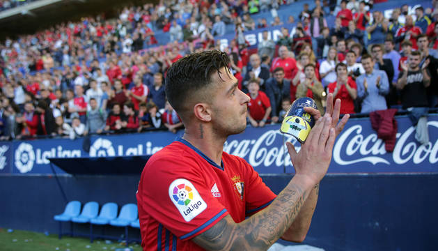 Sergio León fue el último en marcharse del terreno de juego y se despidió agradecido de la afición rojilla en su último partido en El Sadar.