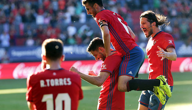 Oier y Vujadinovic acuden a celebrar con Kenan Kodro el gol del delantero que supuso la victoria de Osasuna.