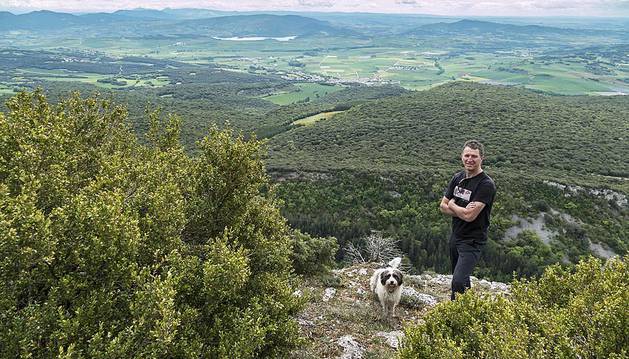 Iñaki Etxeberria, el viernes, en la Peña Azanza (1.075 m.), con su perro Milou. Al fondo, Arizala y el pantano de Alloz.
