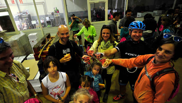 A la marcha se aputaron ciclistas y paseantes dispuestos a disfrutar del camino y las bodegas.