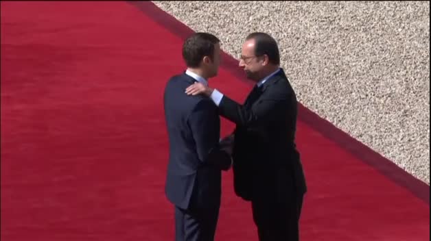 Hollande da el relevo a Macron y se despide del Elíseo