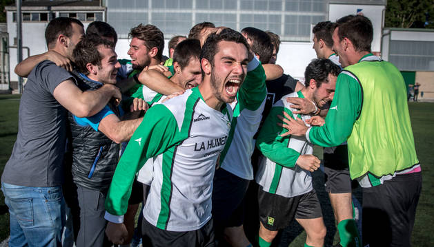 Foto de Oberena celebró con rabia la clasificación para el 'playoff'. En la imagen, el lateral Álvaro Gómez en primer plano y el resto de la plantilla.