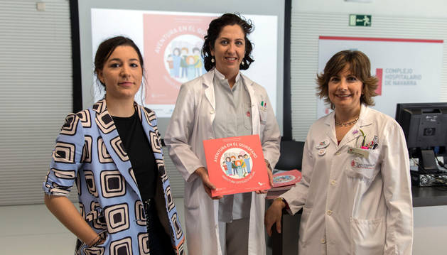 Imagen de María Azcona (ilustradora), Marta Erroz Echeverría y Maite Soria (directora de Cuidados Sanitarios).