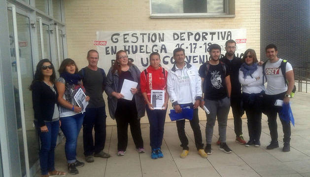 Trabajadores del CDM Clara Campoamor de Tudela, durante la concentración celebrada el martes.