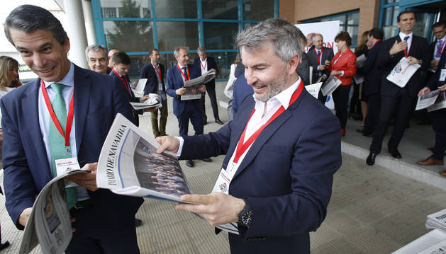 Los invitados por Diario de Navarra se sorprenden al ver un 'periódico' especial con una portada protagonizada por ellos. En la fotografía, en primera línea, Miguel Ángel Carrero (Jofemar) y Alexandre Pierron-Darbonne (Planasa).
