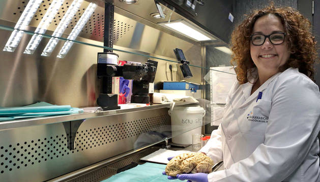 Foto de Valle Coca Pueyo, la técnico que intervendrá hoy en la sala Zentral, fotografiada con una muestra de cerebro en el biobanco de Navarrabiomed.