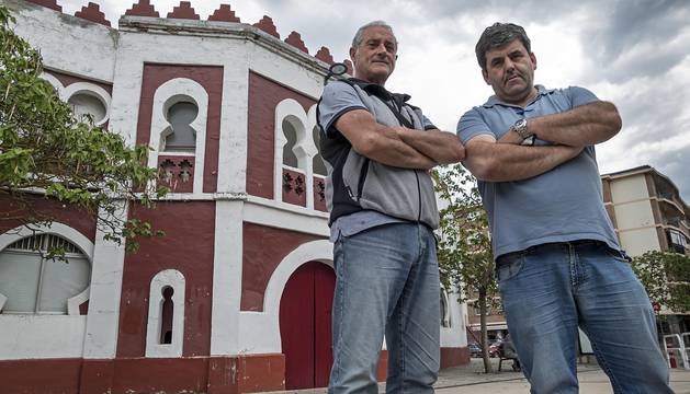 Juan José Crespo, derecha, en el exterior de la plaza de toros de Estella junto a Manuel Carretero.